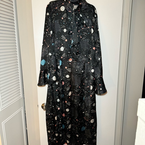 ASOS DESIGN Curve star and moon maxi dress with fluted sleeve - Picture 11 of 11